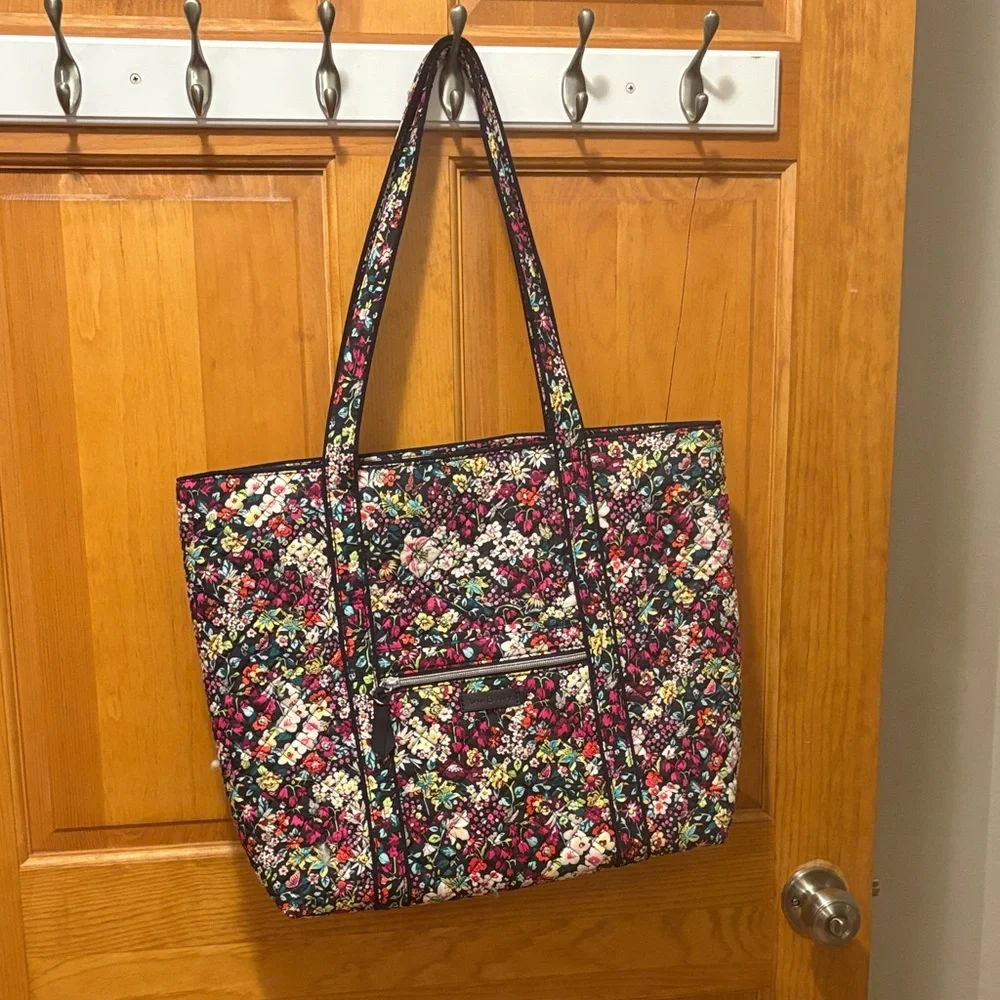 Vera Bradley cotton floral Tote in Itsy Ditsy floral pattern. - Picture 1 of 9